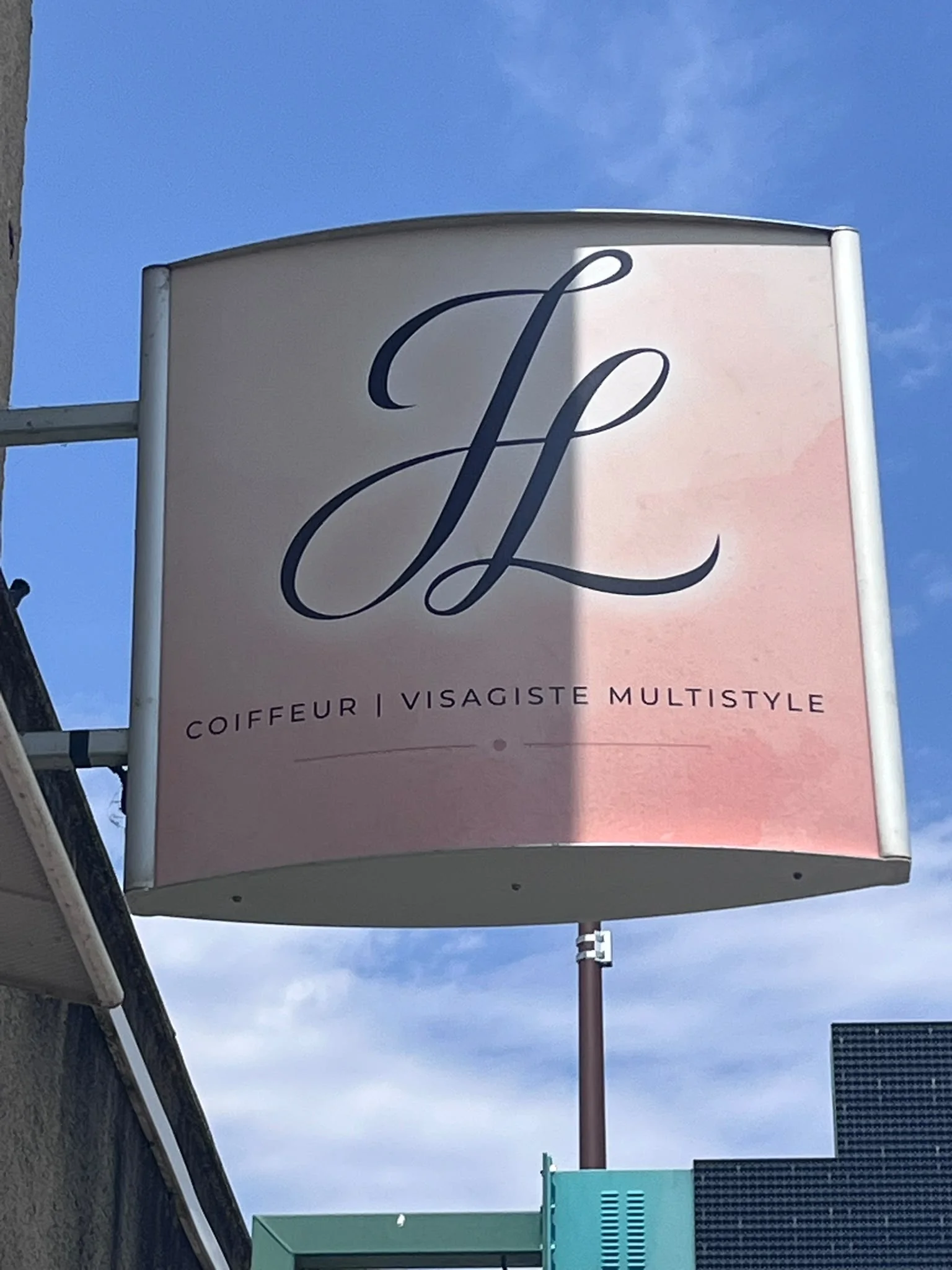 Enseigne extérieure JUSTY'L avec le monogramme noir