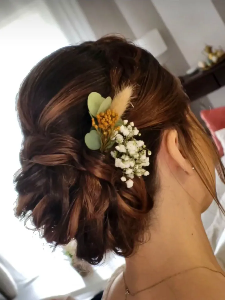 Attache fleurie avec fleurs naturelles