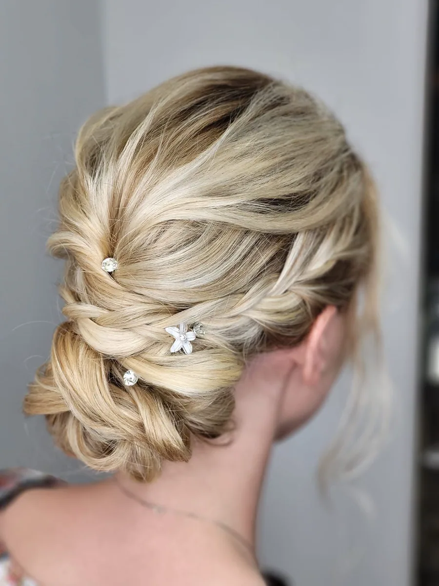 Chignon blond accessoirisé
